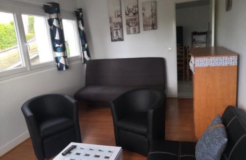 Bagnoles-de-l'Orne House | Logement sous maison habitée en face de la foret petite cour