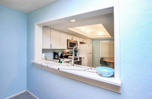 Sanibel House | Loggerhead Cay 562 - Partial gulf view, beach side vacation rental condo
