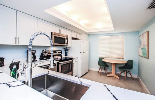 Sanibel House | Loggerhead Cay 562 - Partial gulf view, beach side vacation rental condo