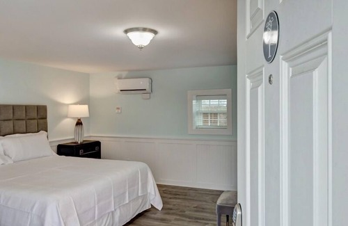 Surf City Hotel | Loggerhead Inn & Suites - King Room in hotel in Surf City, North Carolina