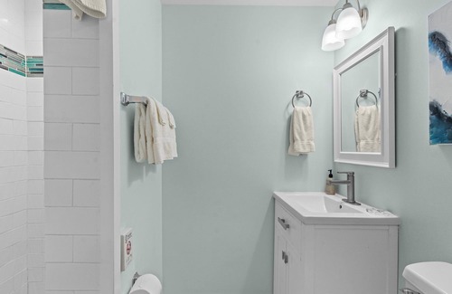 Surf City Hotel | Loggerhead Inn & Suites - King Room in hotel in Surf City, North Carolina