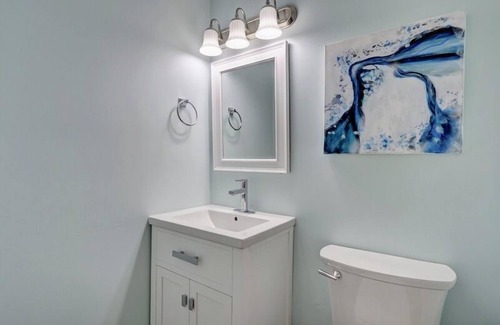 Surf City Hotel | Loggerhead Inn & Suites - King Room in hotel in Surf City, North Carolina