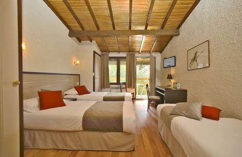 Saint-Laurent-sur-Sevre Hotel | Logis Hôtel Restaurant La Chaumière