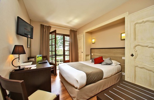 Saint-Laurent-sur-Sevre Hotel | Logis Hôtel Restaurant La Chaumière