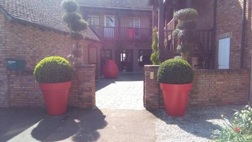Yvoy-le-Marron Hotel | Logis Hôtel Auberge du Cheval Blanc