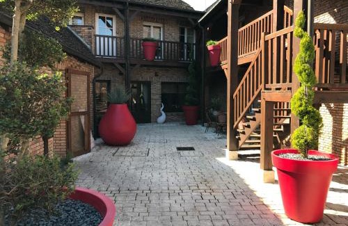 Yvoy-le-Marron Hotel | Logis Hôtel Auberge du Cheval Blanc