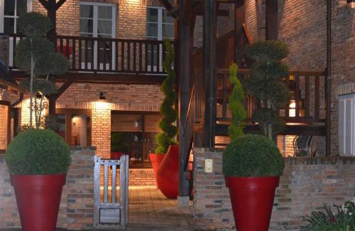 Yvoy-le-Marron Hotel | Logis Hôtel Auberge du Cheval Blanc