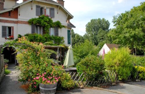 Milon-la-Chapelle Hotel | Logis Hôtel De La Chapelle
