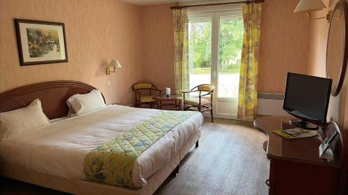 Le Veurdre Hotel | Logis Hôtel du Pont Neuf
