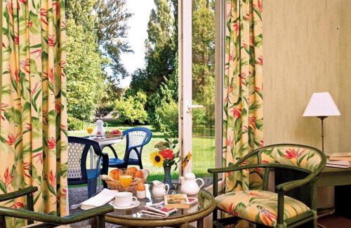 Le Veurdre Hotel | Logis Hôtel du Pont Neuf
