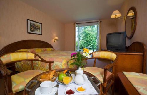 Le Veurdre Hotel | Logis Hôtel du Pont Neuf
