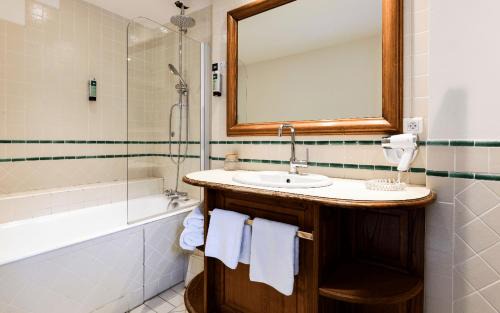 Larrau Hotel | Logis Hôtel Etchemaïté