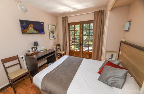 Saint-Laurent-sur-Sevre Hotel | Logis Hôtel La Chaumière
