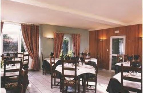 Saint-Martin-Valmeroux Hotel | Logis Hôtel La Source du Mont