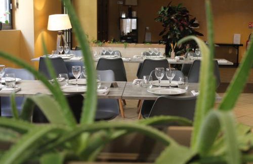 Navarrenx Hotel | Logis Hôtel le Commerce