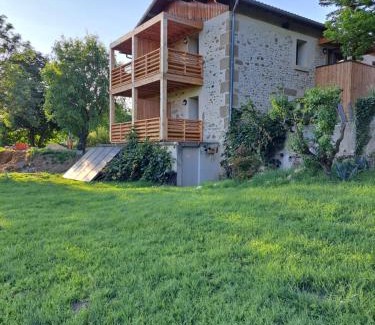 Granges-les-Beaumont Hotel | Logis Hôtel Les Vieilles Granges