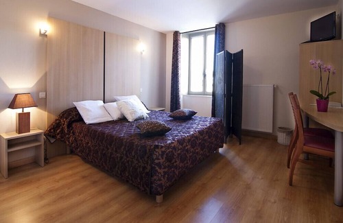Sail-sous-Couzan Hotel | Logis Hôtel Le jardin des Thermes