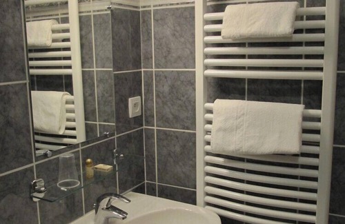 Sail-sous-Couzan Hotel | Logis Hôtel Le jardin des Thermes