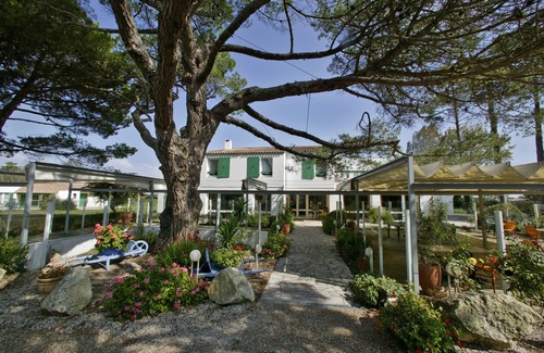 Ars-en-Re Hotel | Logis Hôtel le Parasol
