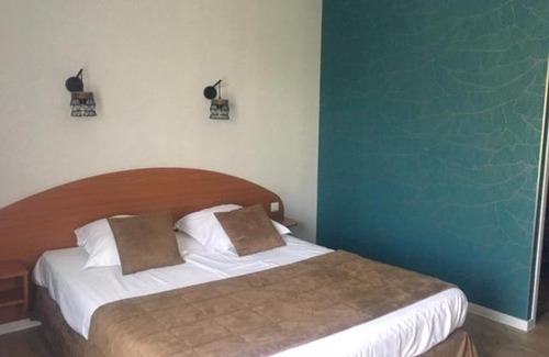 Bressuire Hotel | LOGIS Hôtel LES 3 MARCHANDS