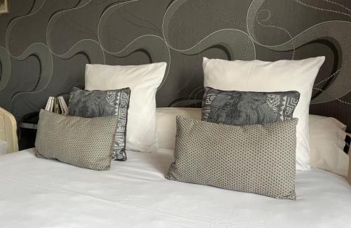 Sceaux-sur-Huisne Hotel | Logis hôtel Les Confins du perche