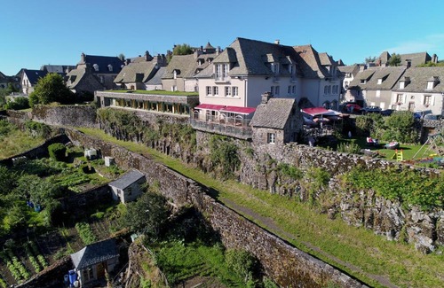 Salers Hotel | Logis Hôtel Restaurant & Spa les Remparts