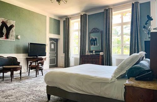 Chaintre Hotel | Logis Hôtels Château de La Barge