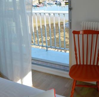 Plobannalec-Lesconil Hotel | Logis Hotel Du Port