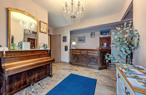 Rive Droite Hotel | Logis Hotel De La Corniche