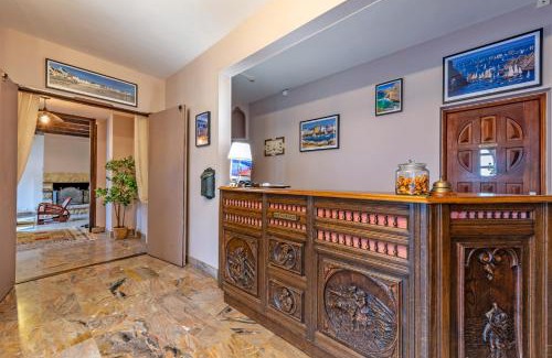 Rive Droite Hotel | Logis Hotel De La Corniche