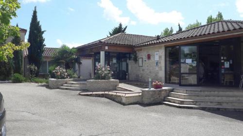 Saint-Pierre-Lafeuille Hotel | Logis Hotel La Bergerie Hôtel 3 étoiles Restaurant savoureux