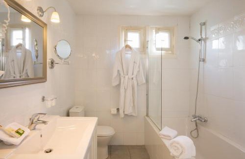 La Boisse Hotel | Logis Hotel Le Petit Casset