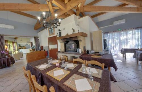 Gignac Hotel | Logis Hotel Le Vieux Moulin
