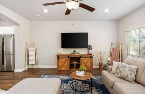 Clovis House | Loma Vista | Luxe Haven | EV Charger