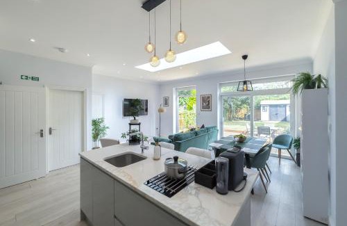Golders Green Apartment | London 5 Bedroom Garden Hse Near Metro & Hampstead Heath Sleeps 10