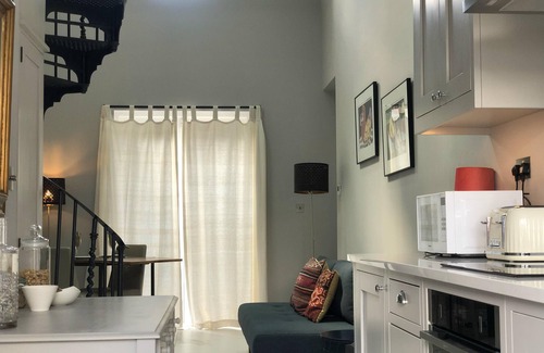 East Putney Apartment | London-apartment-sleeps2-privateentrance