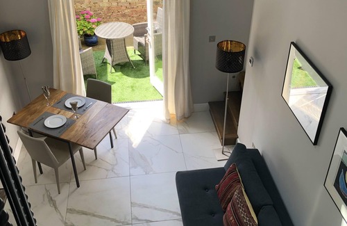 East Putney Apartment | London-apartment-sleeps2-privateentrance