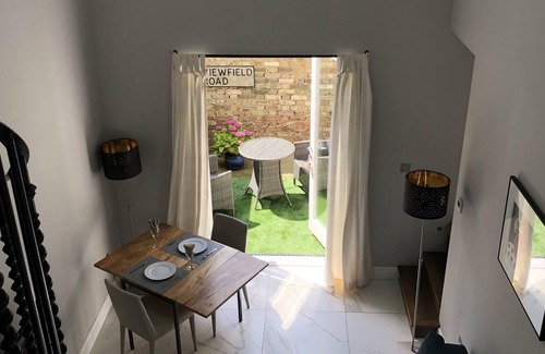 East Putney Apartment | London-apartment-sleeps2-privateentrance
