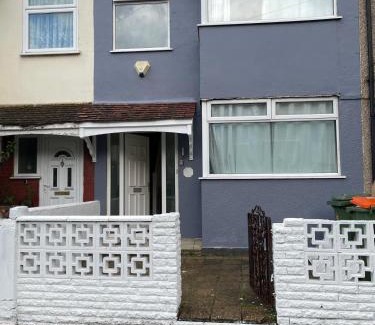 Custom House House | LONDON CITY AIRPORT, EXCEL & 02 ARENa PROXIMITY HOUSE
