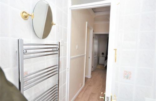 River House | London Deluxe 3 Bedroom House with parking space