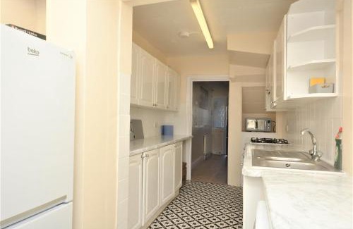 River House | London Deluxe 3 Bedroom House with parking space