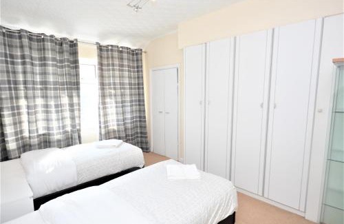 River House | London Deluxe 3 Bedroom House with parking space