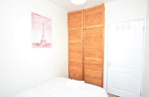 River House | London Deluxe 3 Bedroom House with parking space