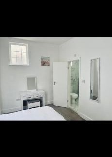 West Finchley House | London En-Suites