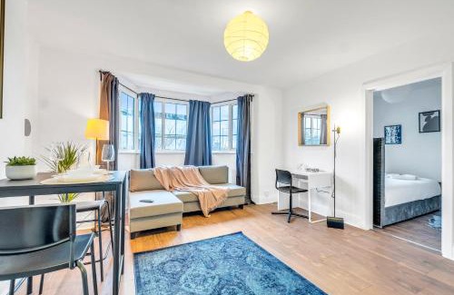 Hendon Apartment | London Family Base - Parking, 10 Min Tube, 30min to Wembley, Coldplay, London Fashion Week