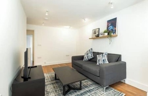 Northumberland Park Apartment | London Flat with Garden (WPRA)