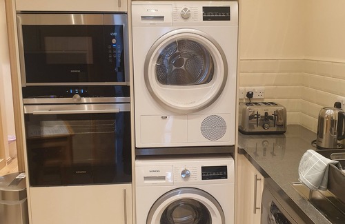 Valentines Apartment | London Luxury 1 bed flat - kitchen, garden, parking, WIFI