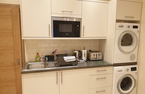 Valentines Apartment | London Luxury 2 bed studio 4 mins from Ilford Station