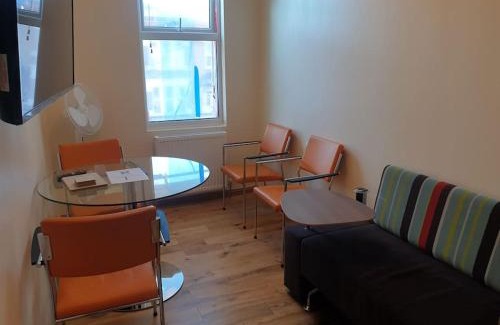 Valentines Apartment | London Luxury 2 bedroom flat 4 mins to Ilford Stn Sleeps x8 Free Parking