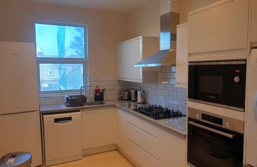 Valentines Apartment | London Luxury 2 bedroom flat 4 mins to Ilford Stn Sleeps x8 Free Parking